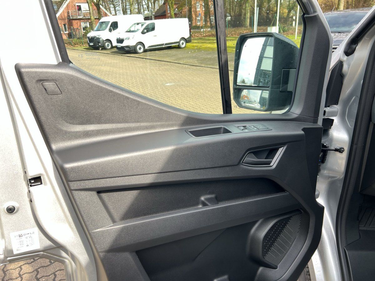 VW Crafter Fahrertür Innenverkleidung mit Türgriff und Fensterheber in silbernem Transporter