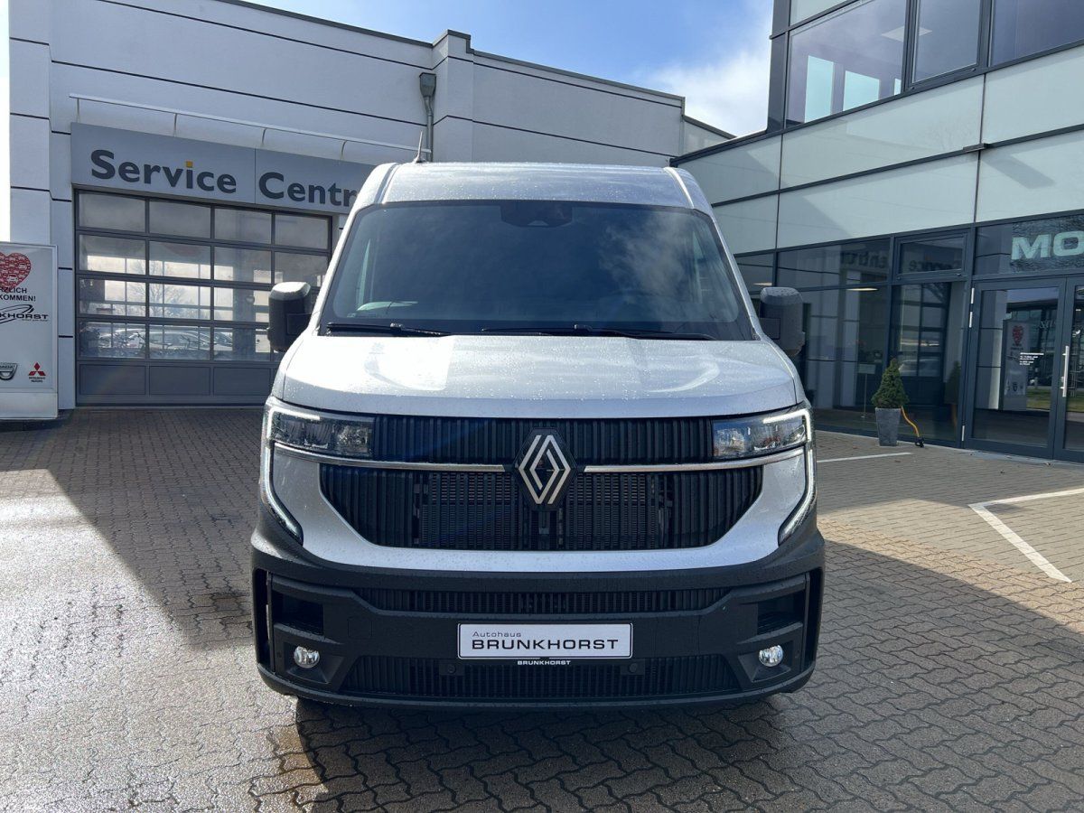 Renault Master Kastenwagen weiß Frontansicht im Autohaus Brunkhorst Showroom