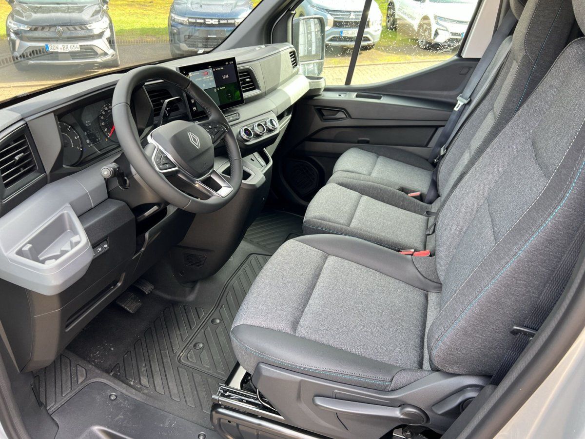 Renault Master Innenraum mit Fahrersitz, Lenkrad und moderner Infotainment-Konsole