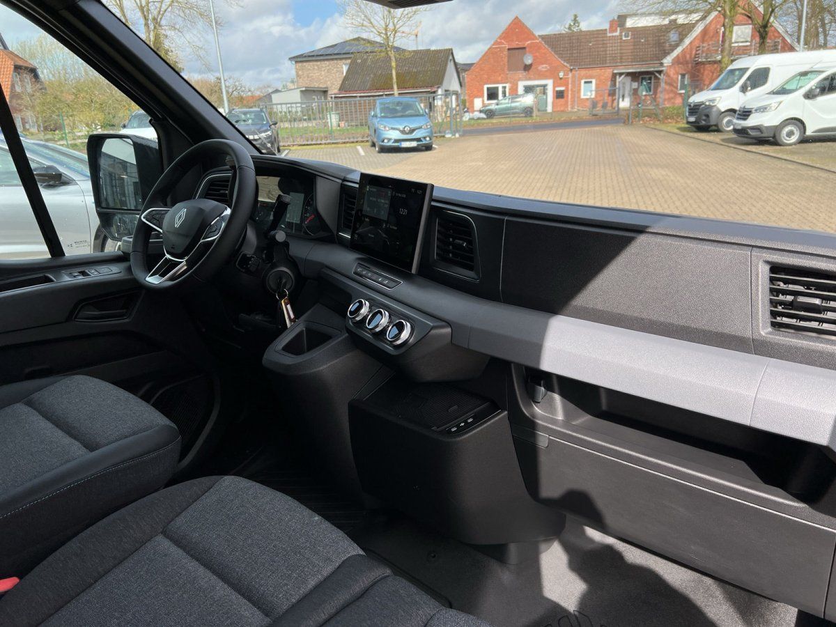VW Crafter Innenraum mit Cockpit, Infotainment-Display und Lederlenkrad im VW-Autohaus