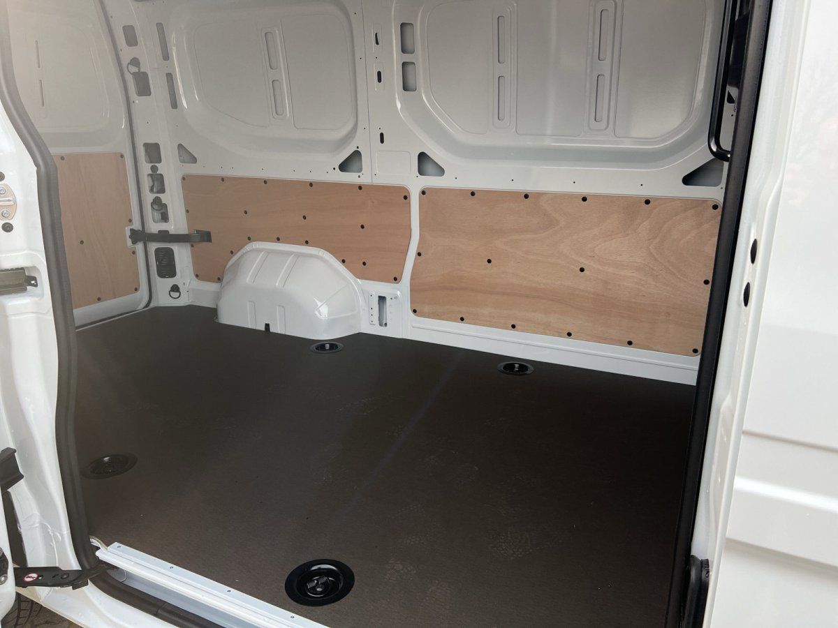 Renault Transporter Laderaum mit Gummimatte und Trennwand