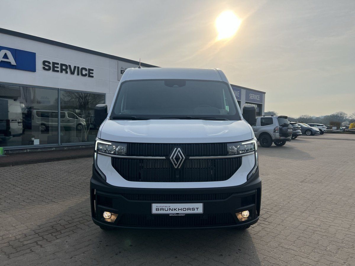 Renault Master Frontansicht in weiß - LED-Scheinwerfer und charakteristischer Kühlergrill