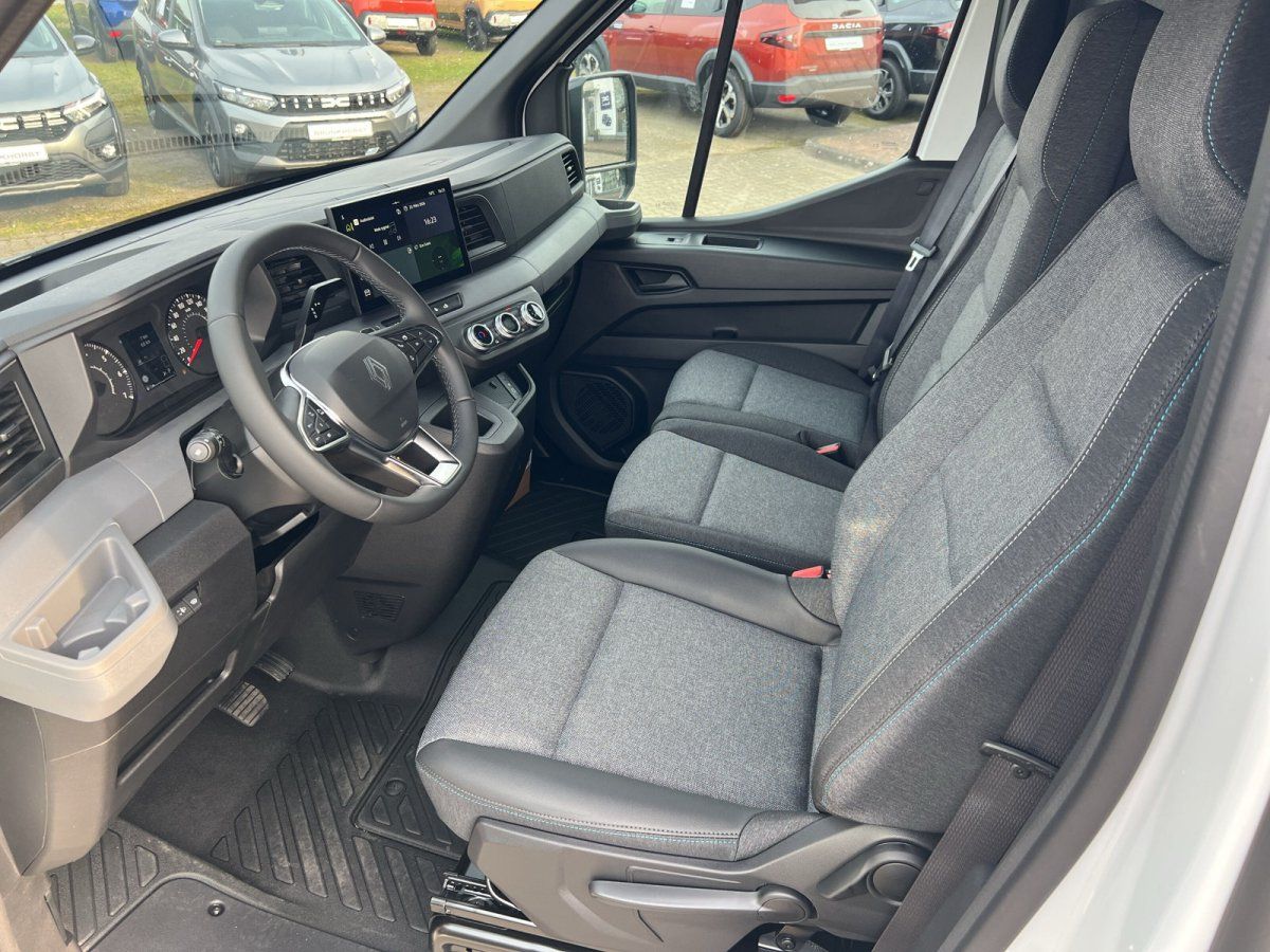 Renault Master Innenraum - Fahrerkabine mit Lenkrad, Touchscreen und grauen Stoffsitzen