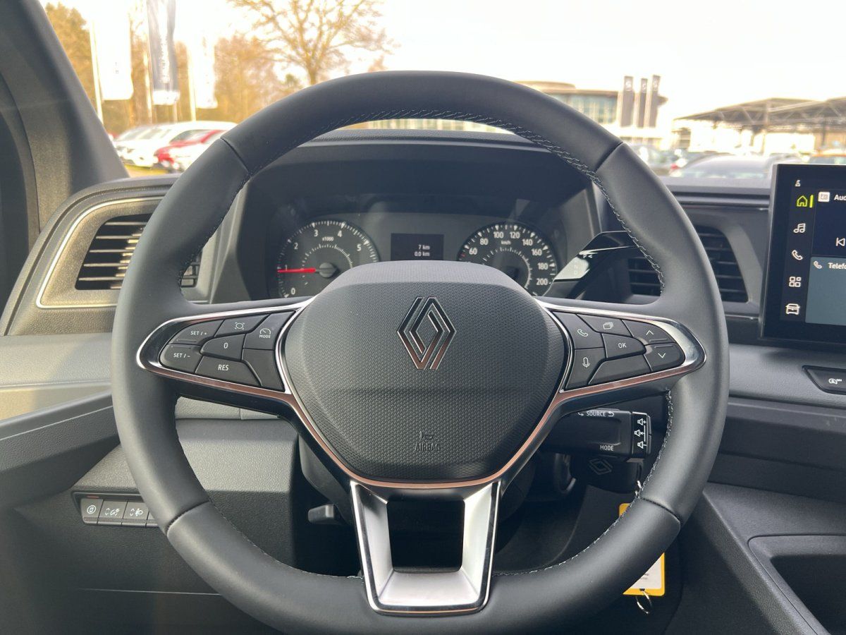 Renault Cockpit mit Lenkrad, Tacho und Infotainment-System
