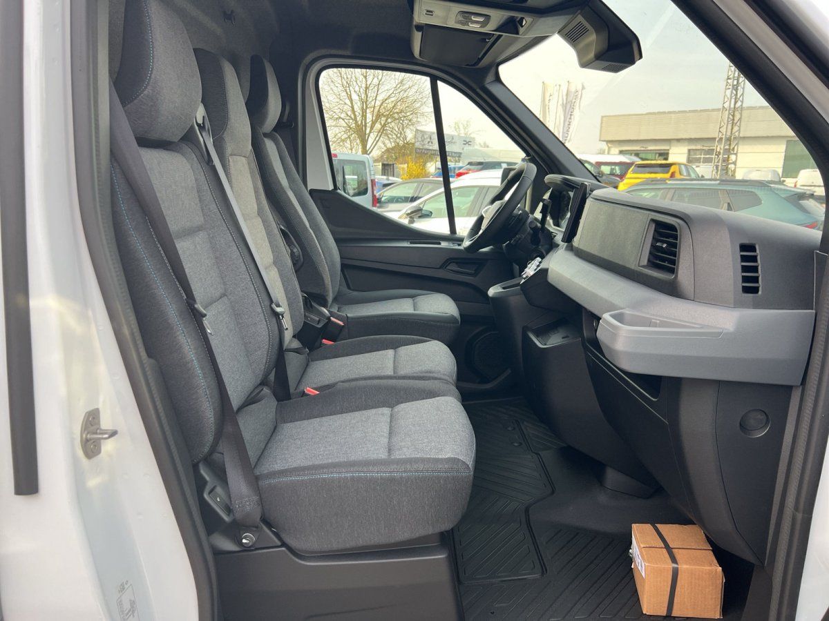 Renault Nutzfahrzeug Innenraum mit Beifahrersitzen und Dashboard