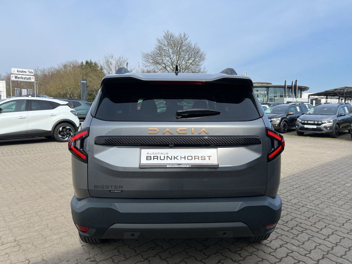 Dacia Bigster Hybrid Heckansicht in grau - SUV im Autohaus mit BRUNKHORST Kennzeichen