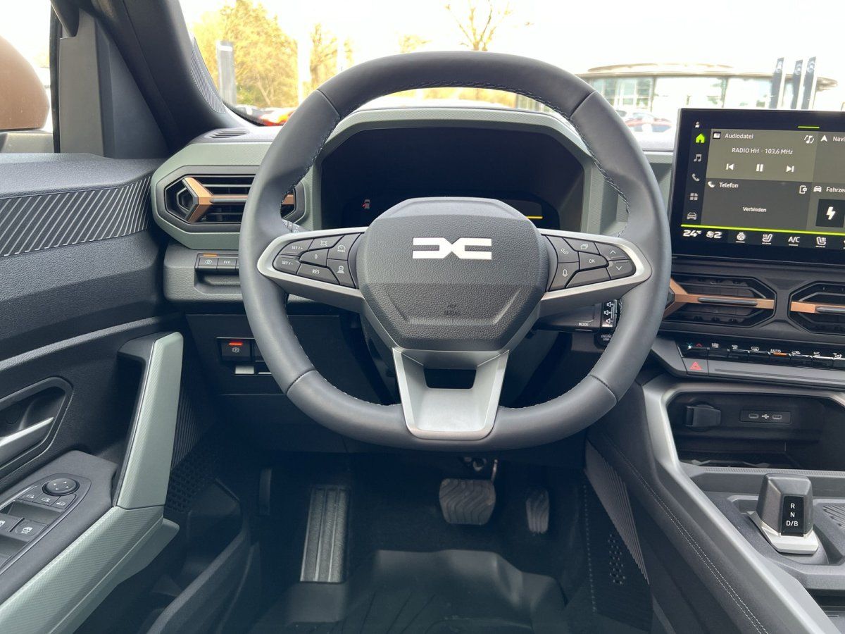 Fahrzeug-Innenraum mit Lenkrad, digitalem Display und modernem Armaturenbrett