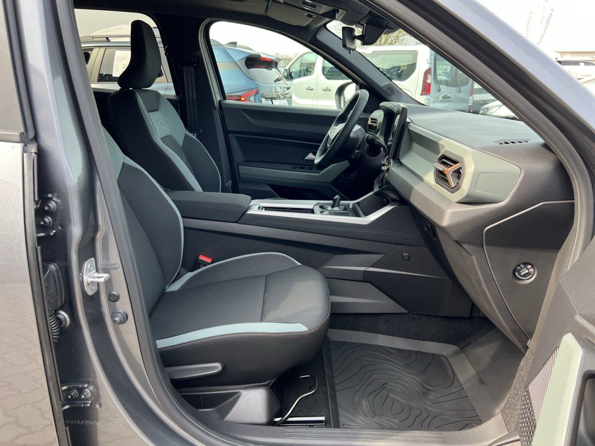 Fahrzeug-Innenraum mit Fahrer- und Beifahrersitz, Mittelkonsole und Armaturenbrett