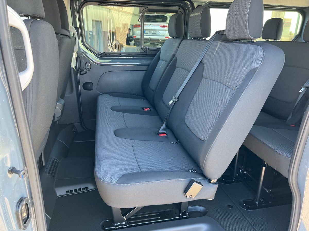 Renault Transporter Rücksitzbank mit grauen Stoffsitzen und Sicherheitsgurten im Innenraum