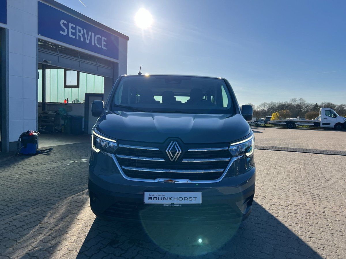 Renault Transporter Frontansicht grau - Kühlergrill und Scheinwerfer im Autohaus Showroom