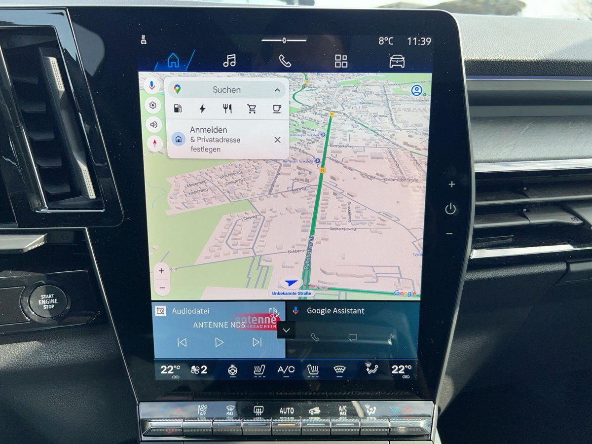 Fahrzeug-Infotainmentsystem mit Google Maps Navigation und Google Assistant Innenraumansicht