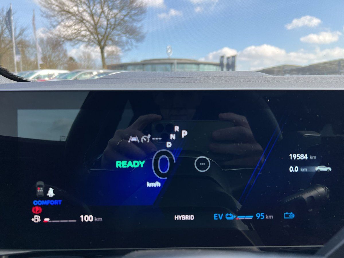 Hyundai Hybrid Cockpit Display READY mit 19584 km, EV-Reichweite 95 km, Comfort-Modus, Innenraum Händler