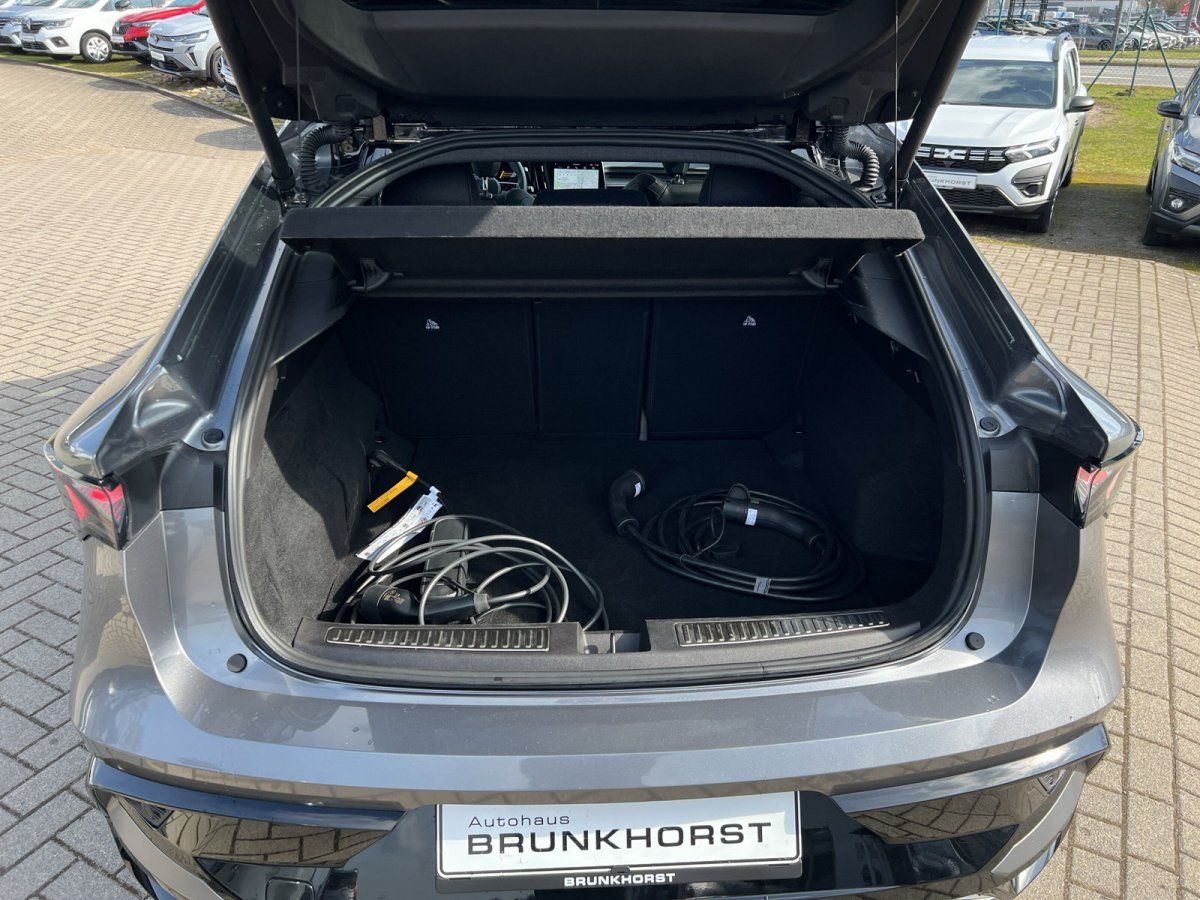 Grauer Volkswagen ID.4 geöffneter Kofferraum mit Ladekabel im Autohaus Brunkhorst