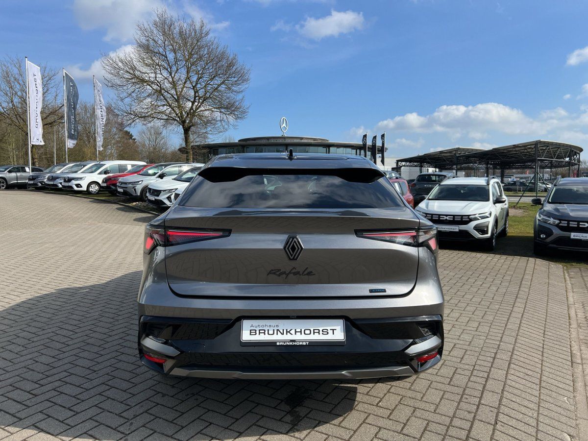 Renault Rafale E-Tech Hybrid in Grau – Heckansicht im Autohaus Brunkhorst