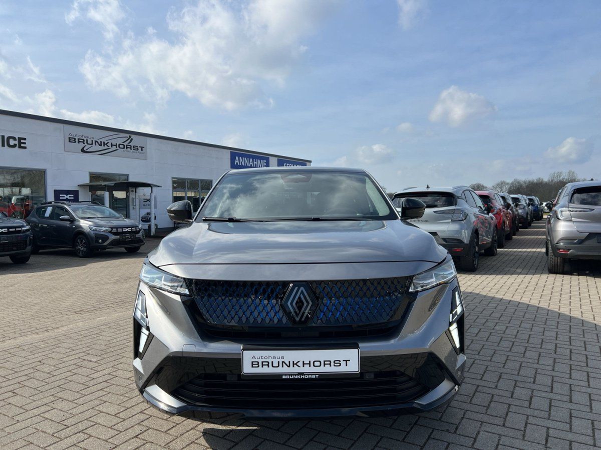 Renault SUV Frontansicht in grau im Autohaus Brunkhorst Showroom