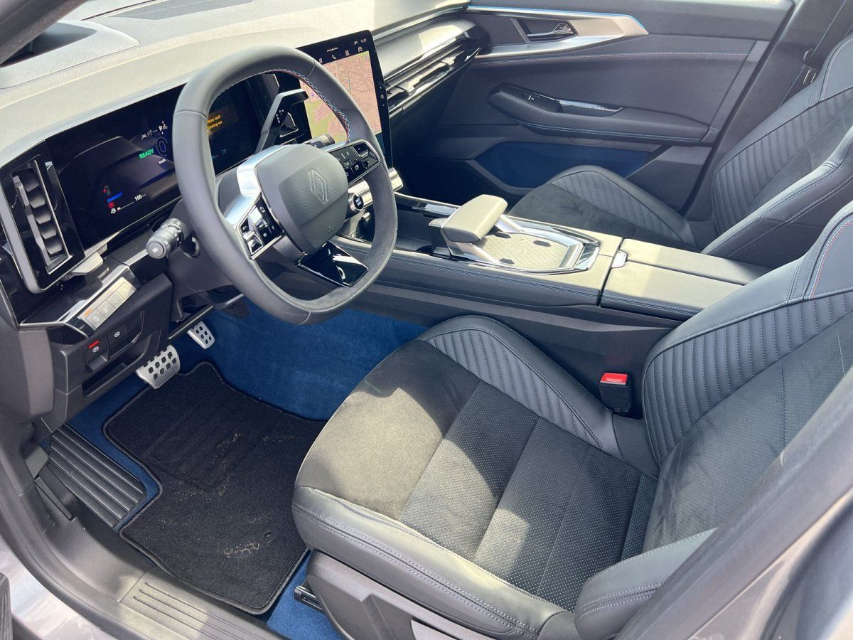 Renault Innenraum mit digitalem Cockpit, Ledersitze und moderner Mittelkonsole im Autohaus