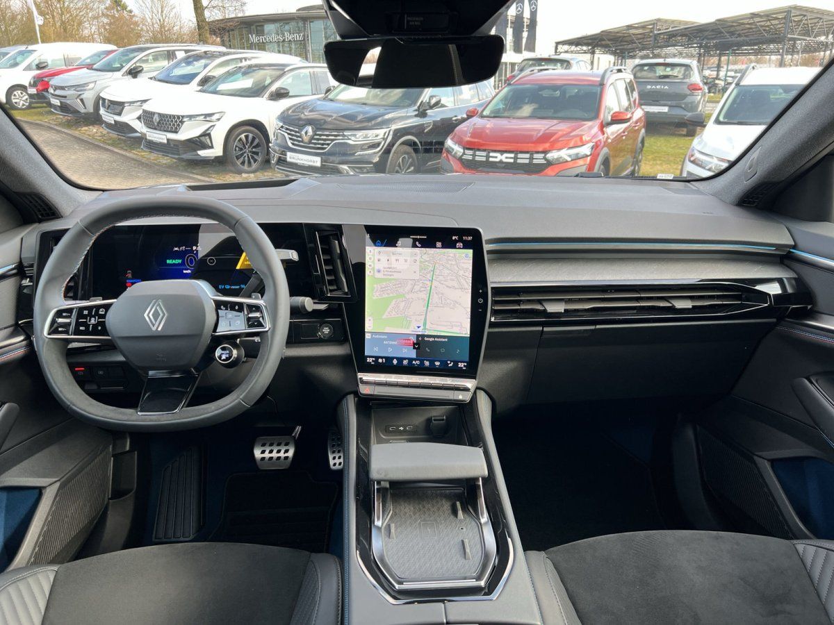 Renault Innenraum mit großem Touchscreen, digitalem Kombiinstrument und Ledersitze im Autohaus