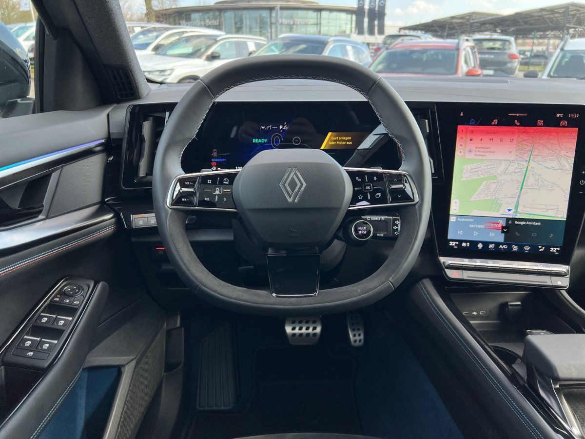 Renault Innenraum mit digitalem Cockpit und Navigationssystem im Autohaus