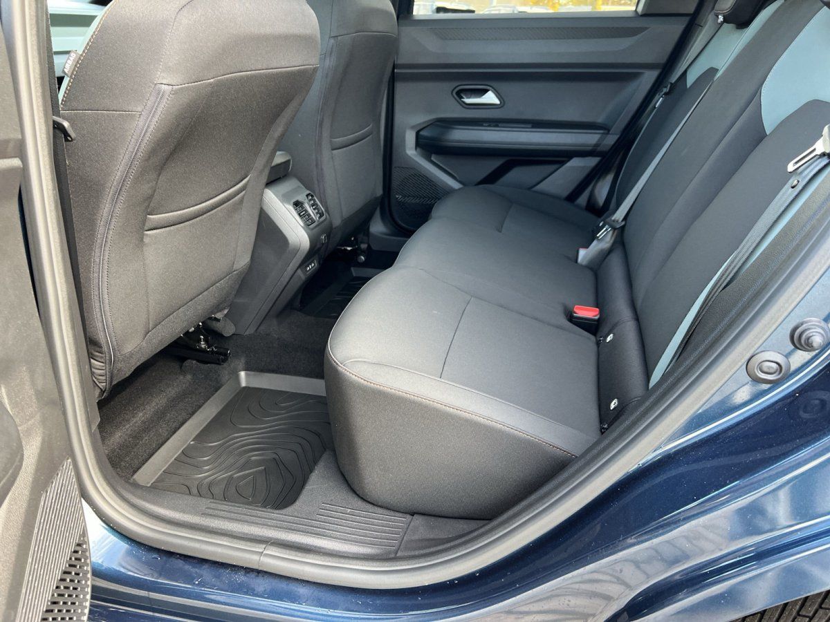 Fahrzeug Innenraum Rücksitzbereich mit schwarzen Ledersitzen und Sicherheitsgurten