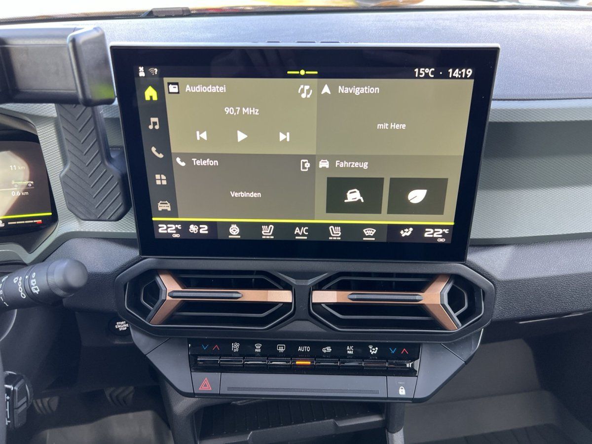Dacia Innenraum mit Infotainment-Touchscreen, Klimabedienfeld und modernem Cockpit-Design