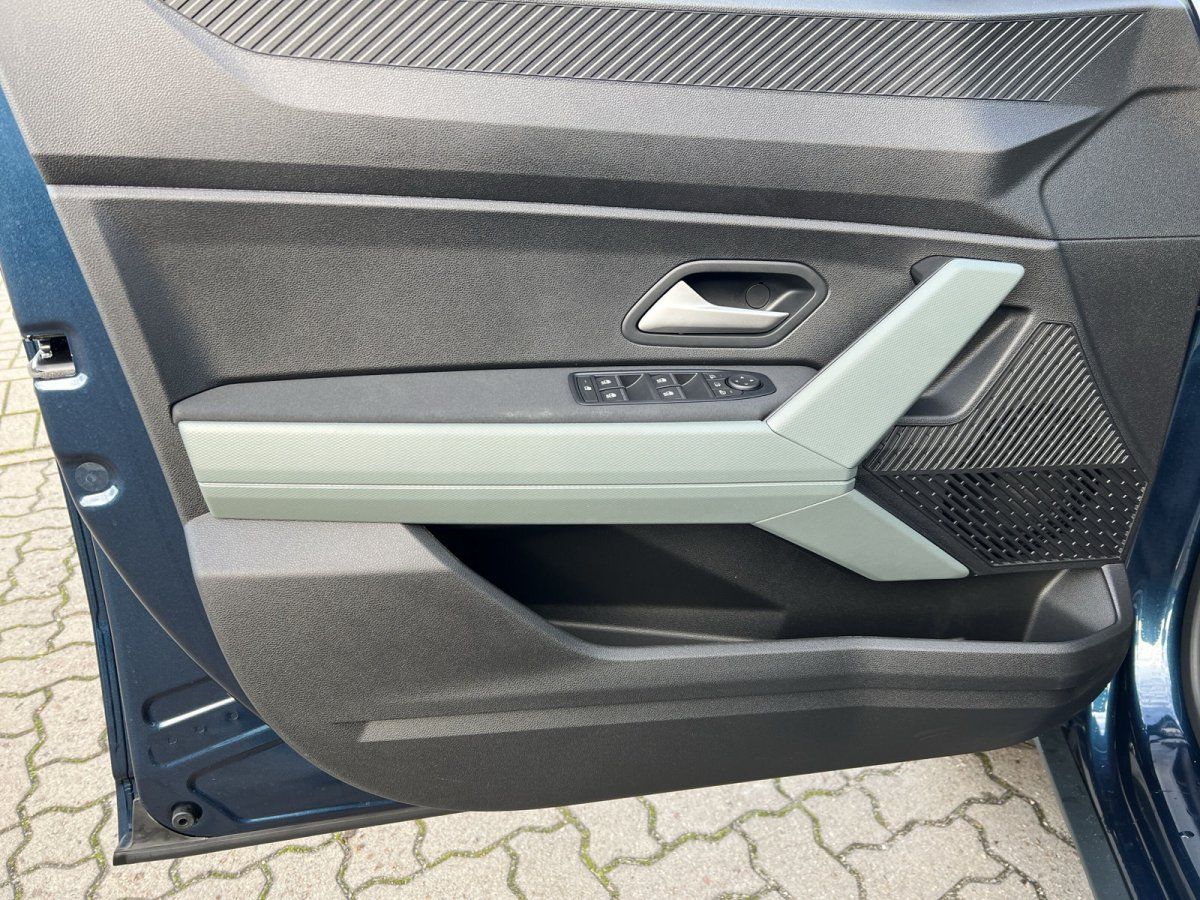 Fahrzeugtür Innenverkleidung mit mintgrünem Dekor und Fensterheberschaltern in blauem Auto