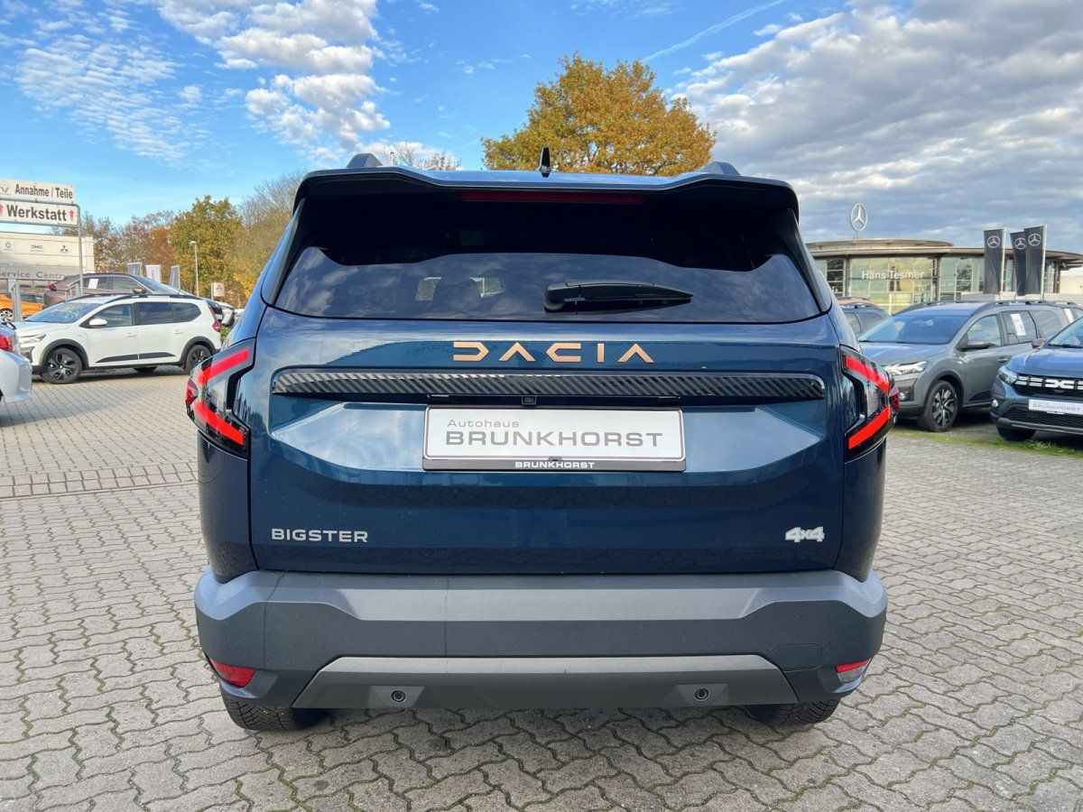 Dacia Bigster SUV in Dunkelblau – Heckansicht im Autohaus Brunkhorst