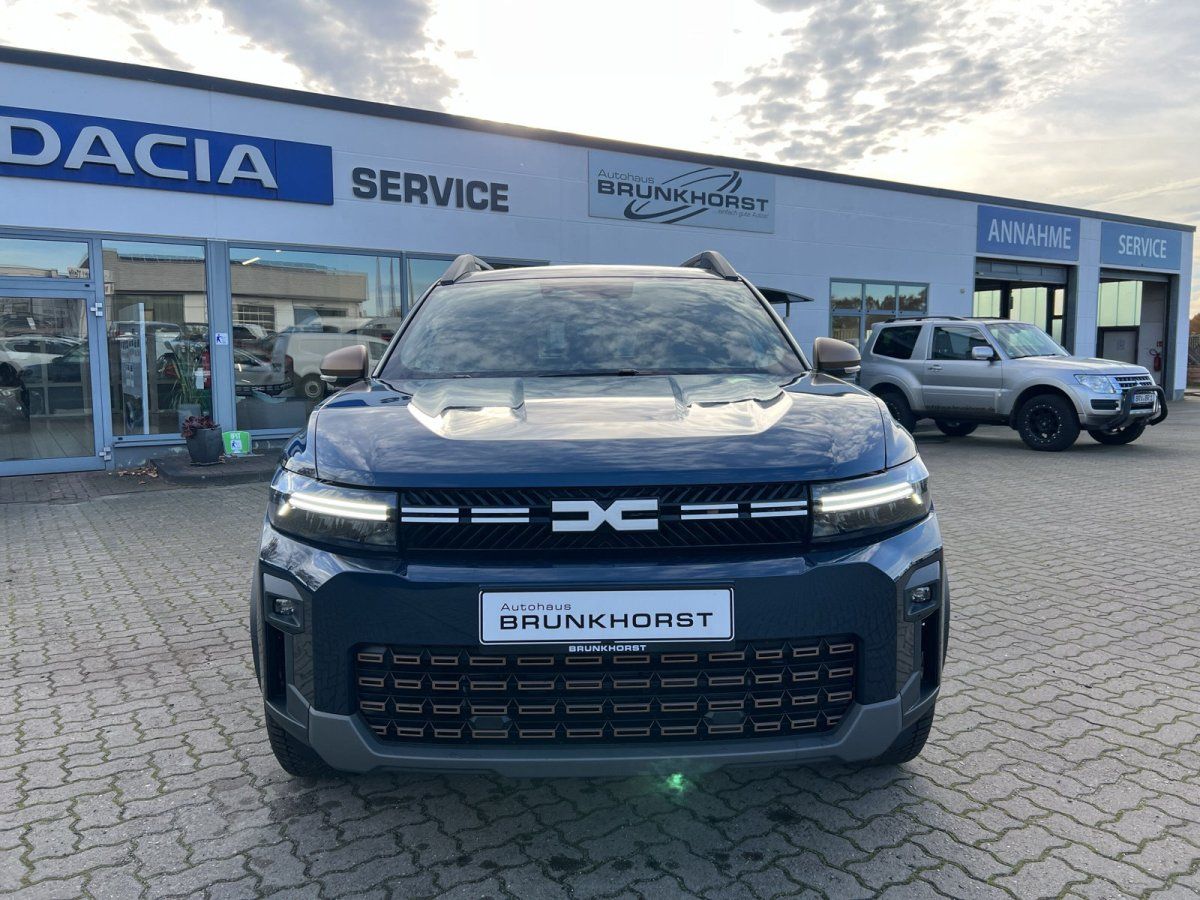 Dacia Duster Frontansicht in Dunkelblau im Autohaus Brunkhorst Showroom