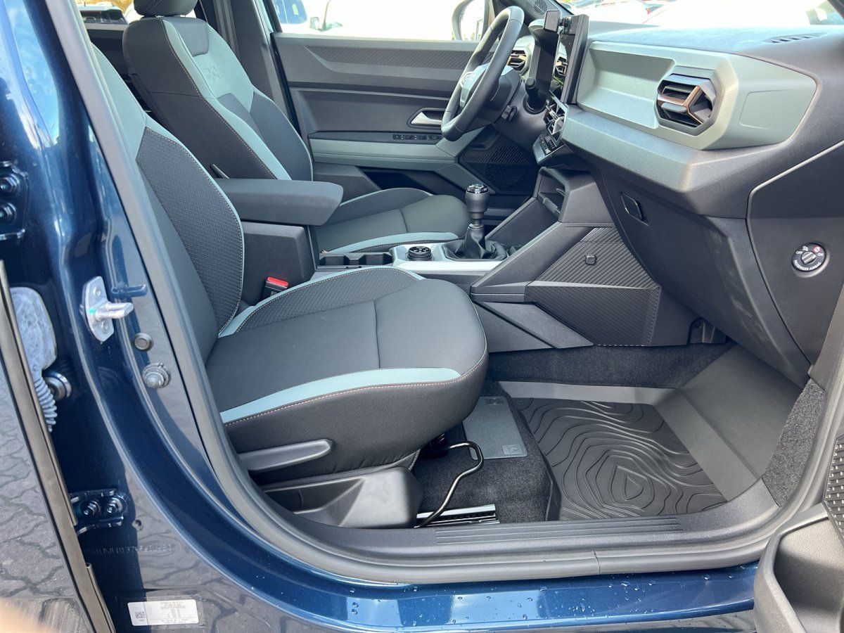 Innenraum eines modernen SUV mit schwarzen Sportsitzen und grauem Armaturenbrett