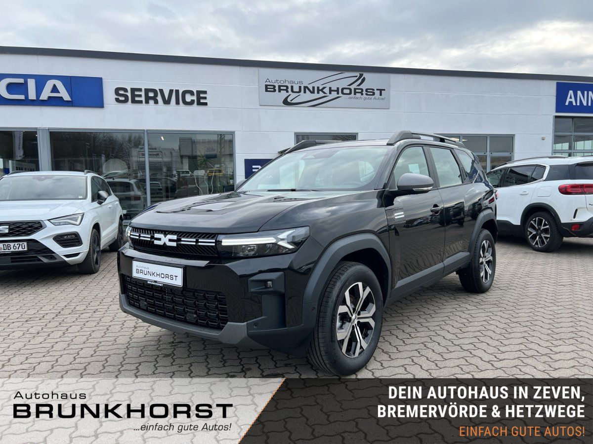 Schwarzer Dacia Bigster SUV in modernem Autohaus-Showroom von vorne seitlich fotografiert