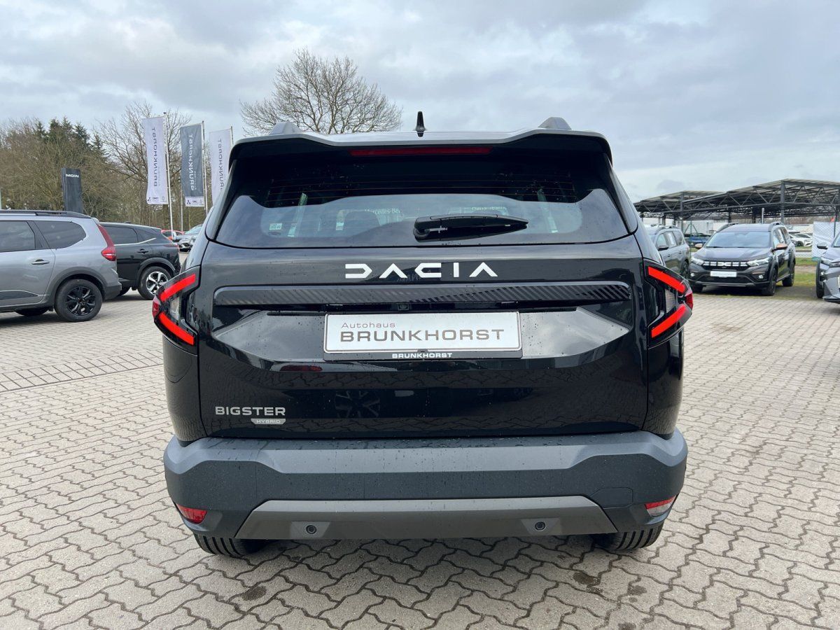 Schwarzer Dacia Bigster SUV Heckansicht im Autohaus Brunkhorst Showroom mit Kennzeichen