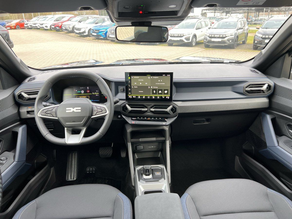 Dacia Sandero Stepway Innenraum - Cockpit mit Lenkrad, Touchscreen und Sitzbezügen in Grau
