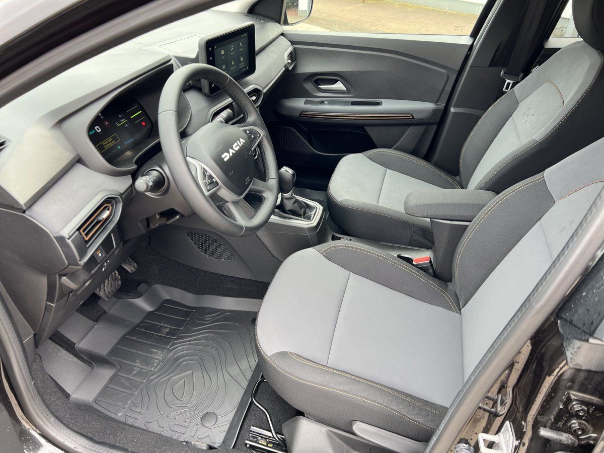 Dacia Innenraum Cockpit grau - Lenkrad, Armaturenbrett und Touchscreen Display sichtbar