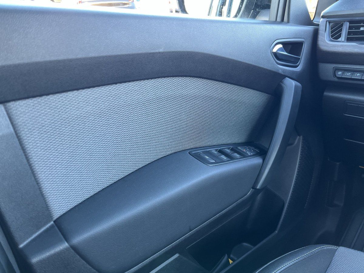 Fahrzeuginnenraum Fahrertür mit Fensterheber und Türgriff im Autohaus