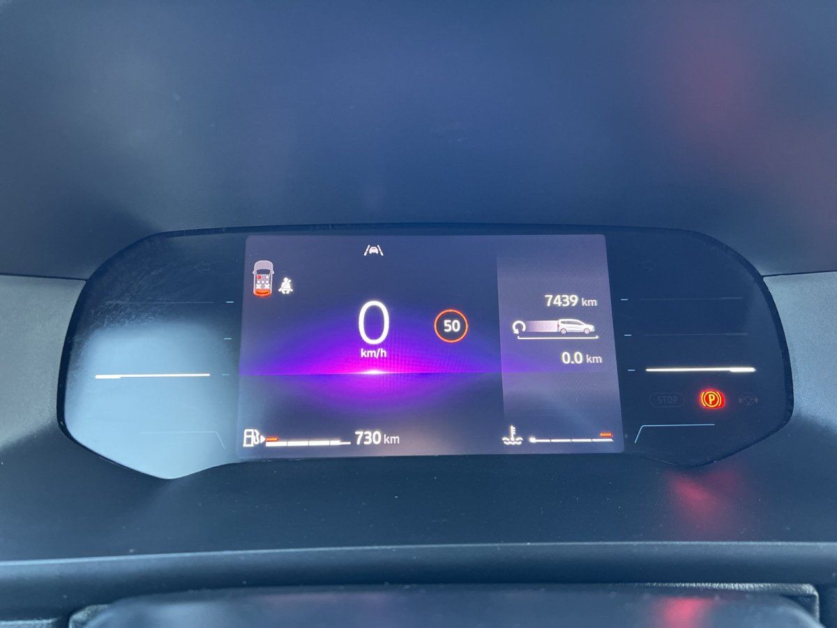 Volkswagen Fahrzeug Innenraum mit digitalem Kombiinstrument im Autohaus, 7439 km