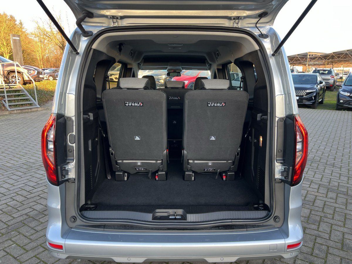 Silberner Van Kofferraum offen mit umklappbaren Rücksitzen im Autohaus