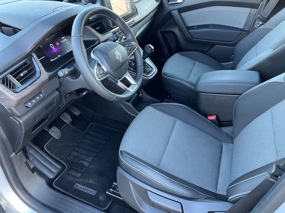 Renault Innenraum mit Lederlenkrad, Touchscreen-Navigation und grauen Stoffsitzen im Autohaus