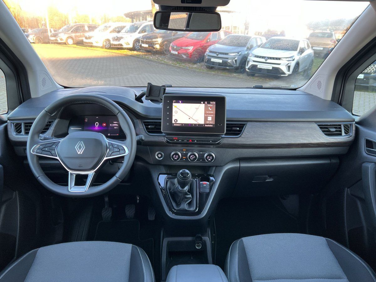 Renault Kangoo Innenraum mit Lenkrad, Touchscreen-Navigation und manuellem Getriebe im Autohaus