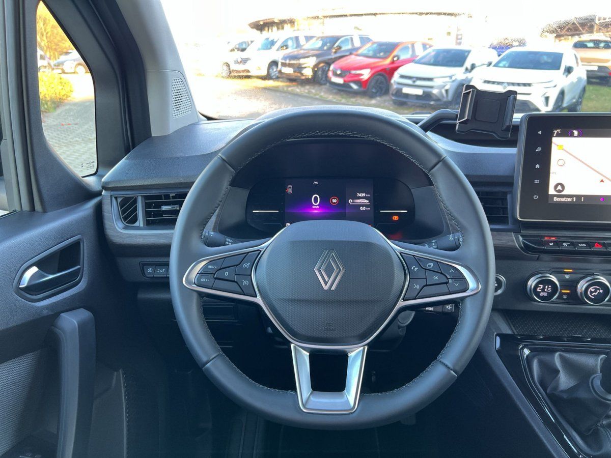 Renault Innenraum mit Lenkrad, Digitaltacho und Navigationssystem im Autohaus