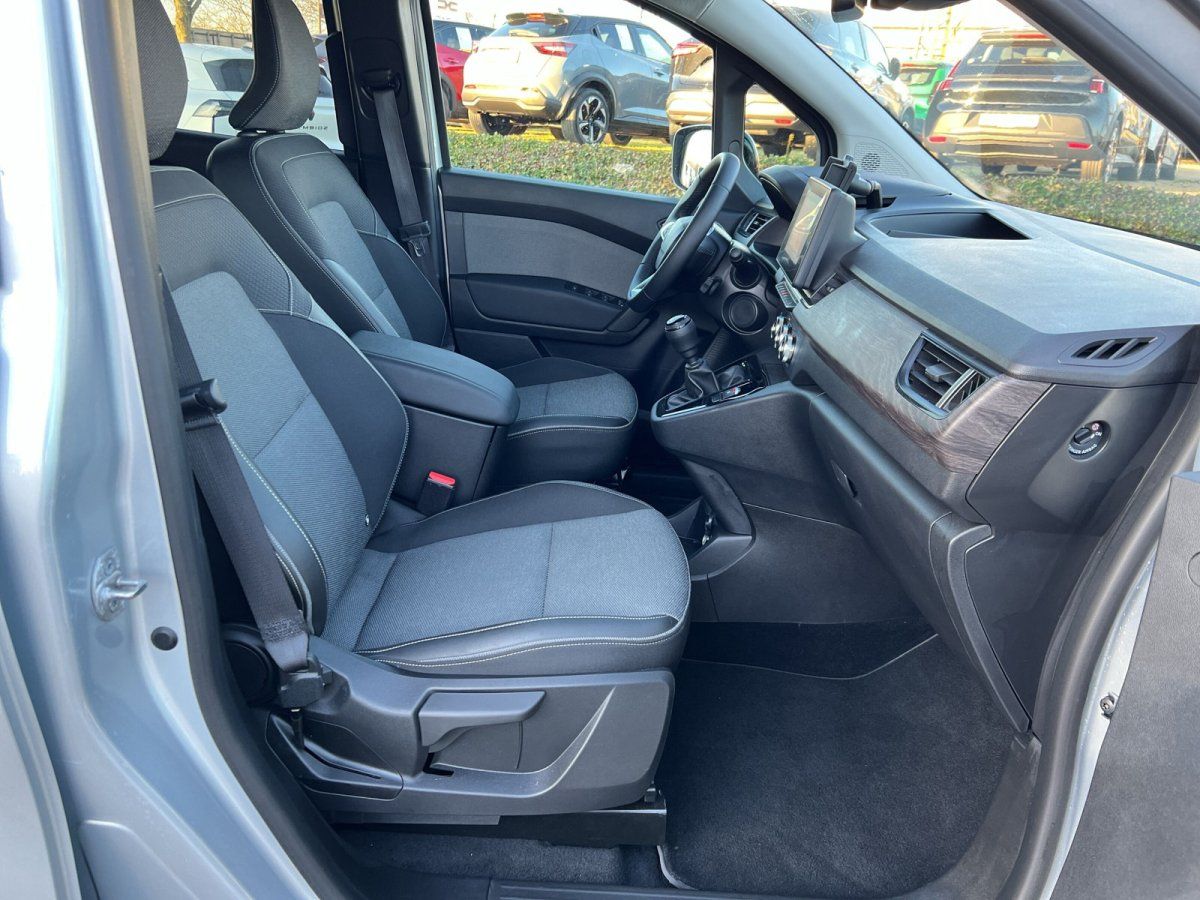 Fahrzeug Innenraum mit grauen Stoffsitzen, Mittelkonsole und Touchscreen-Infotainment im Autohaus