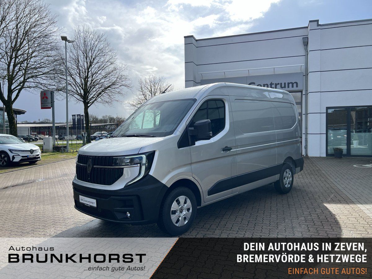 Renault Master Kastenwagen grau in modernem Autohaus-Showroom