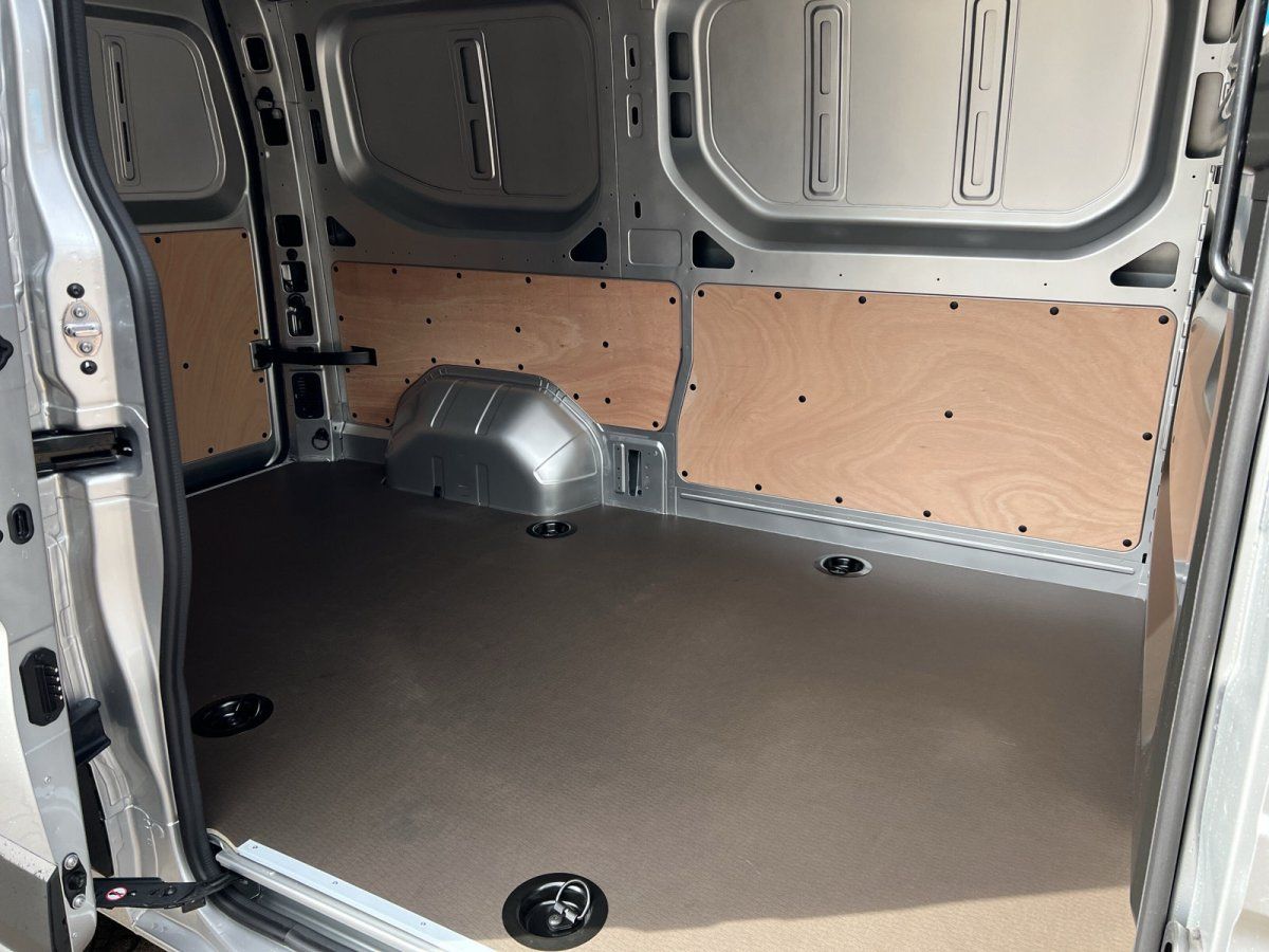 Laderaum eines silbernen Transporters mit Holzverkleidung im Autohaus