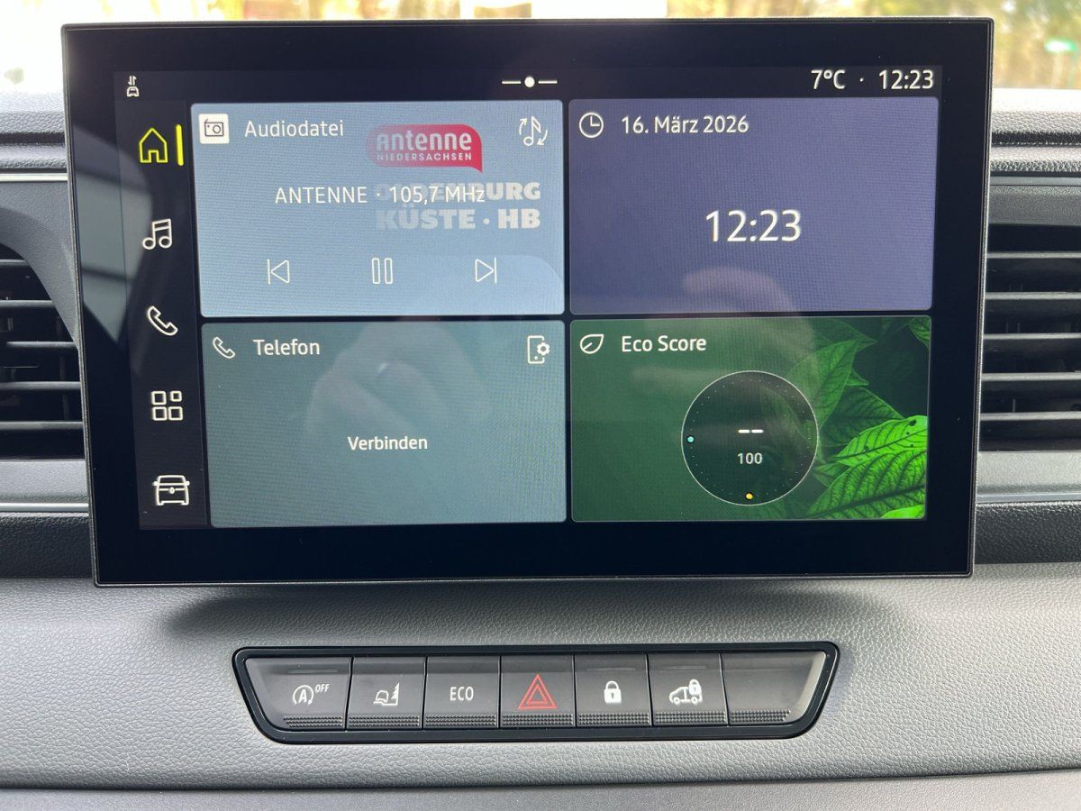 Kia Infotainment-Display im Innenraum mit Eco Score und Telefon-Menü im Autohaus