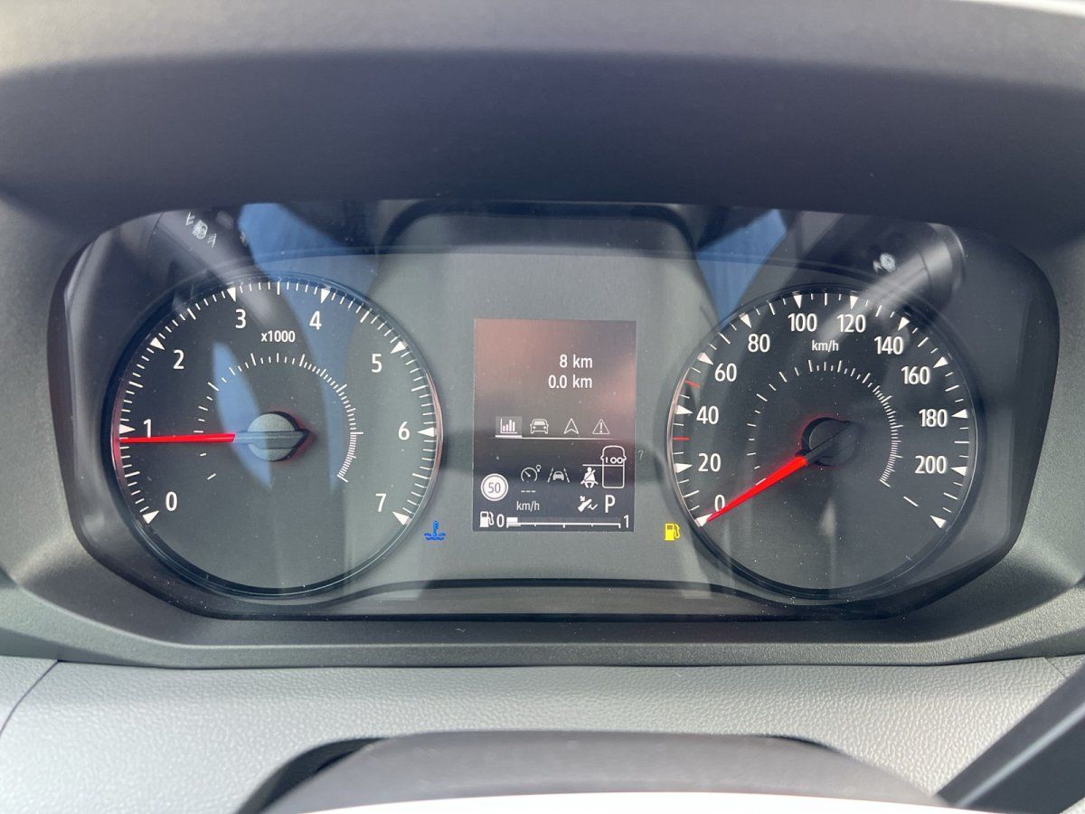Renault Trafic Cockpit Innenraum mit Instrumententafel im Autohaus Semardcs