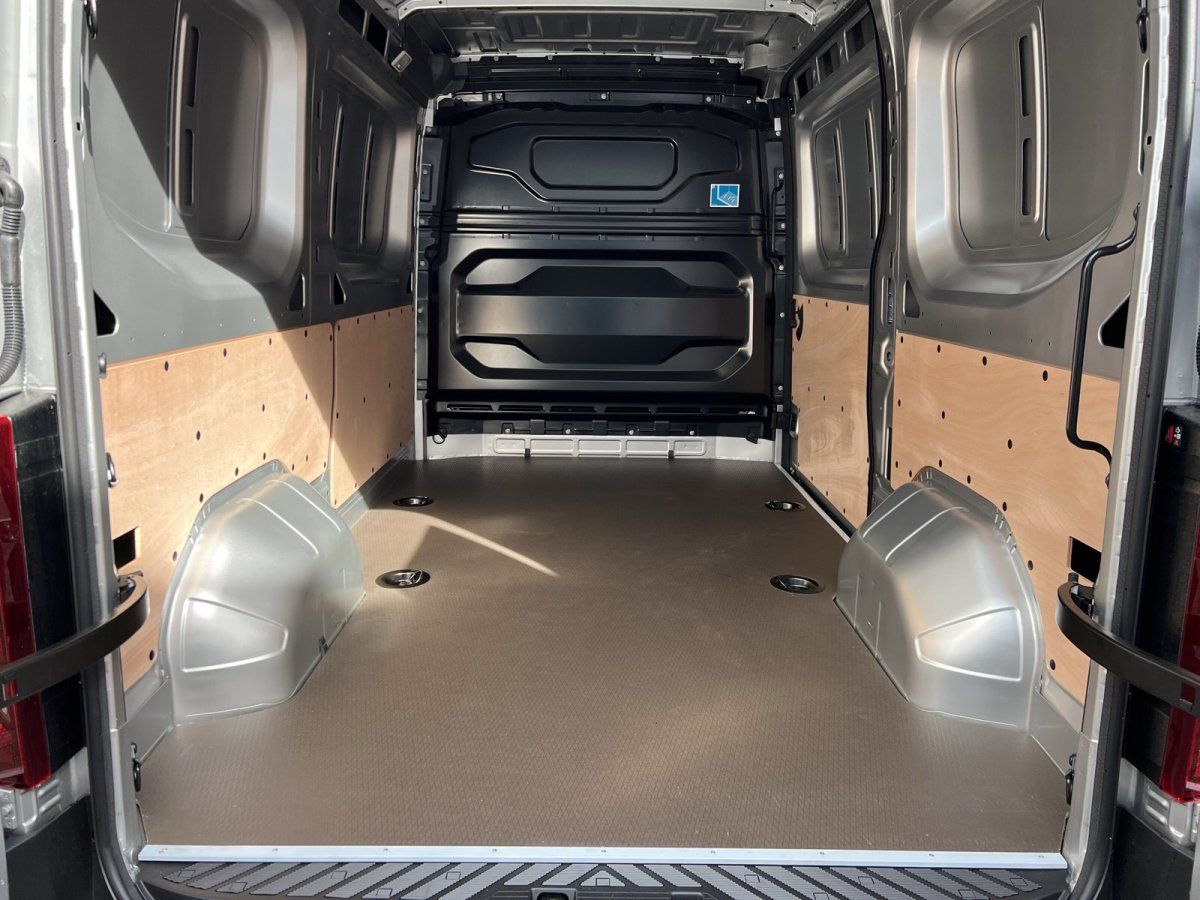 Laderaum eines weißen Transporter-Vans mit Holzverkleidung und rutschfestem Boden im Autohaus