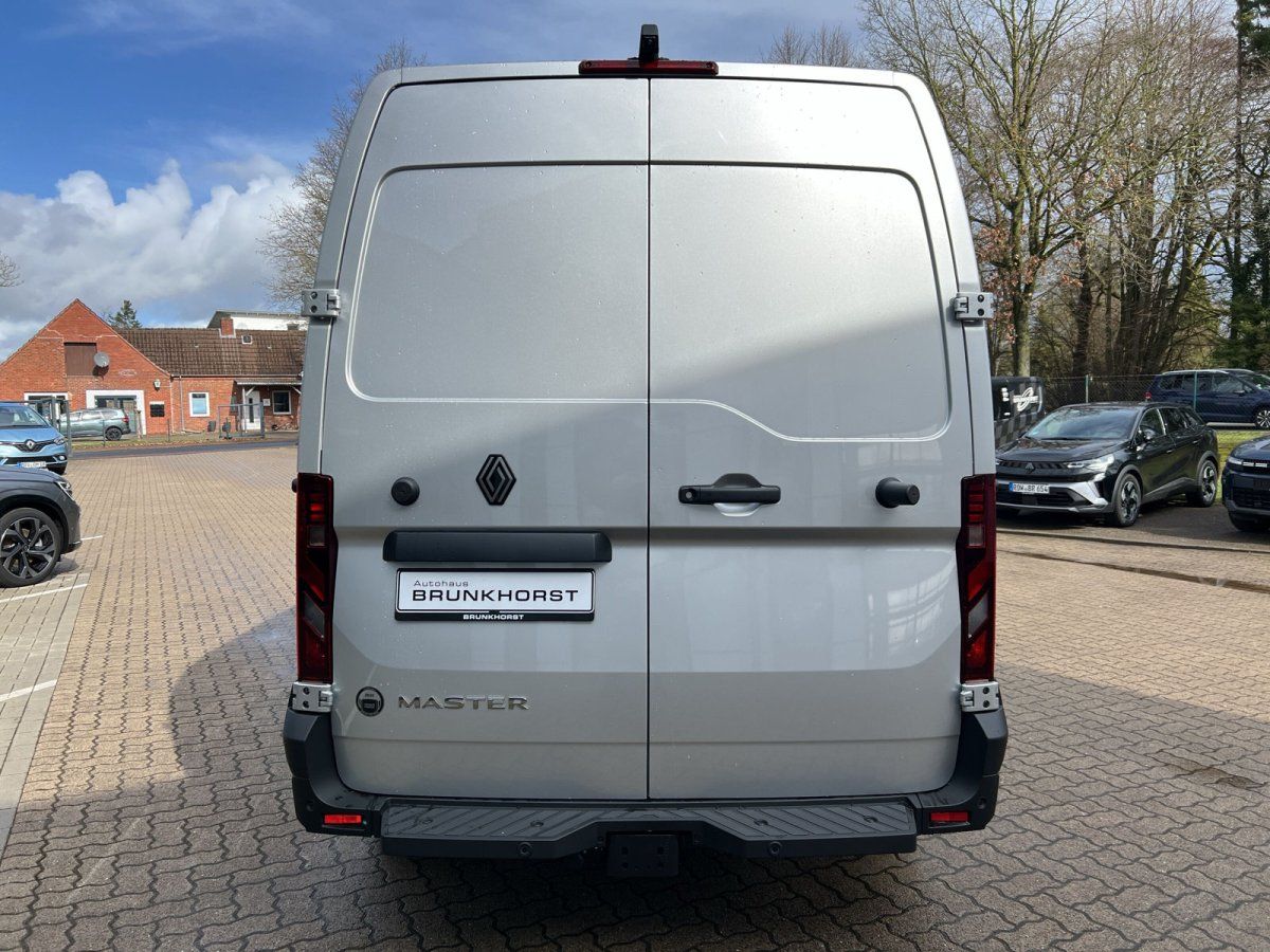 Renault Master Kastenwagen weiß Heckansicht im Autohaus Brunkhorst