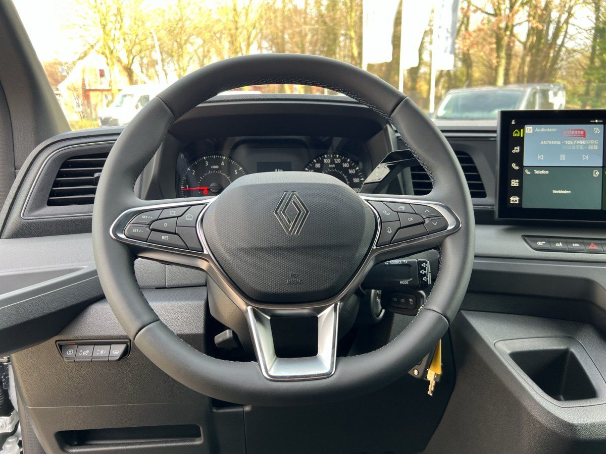 Renault Innenraum mit Lenkrad, Tacho und Navigationssystem im Autohaus