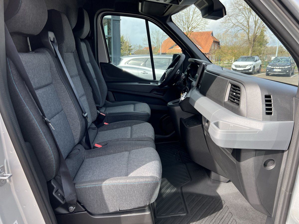 VW Crafter Innenraum mit Dreisitzer-Vorderbank und modernem Cockpit in grauem Stoffbezug