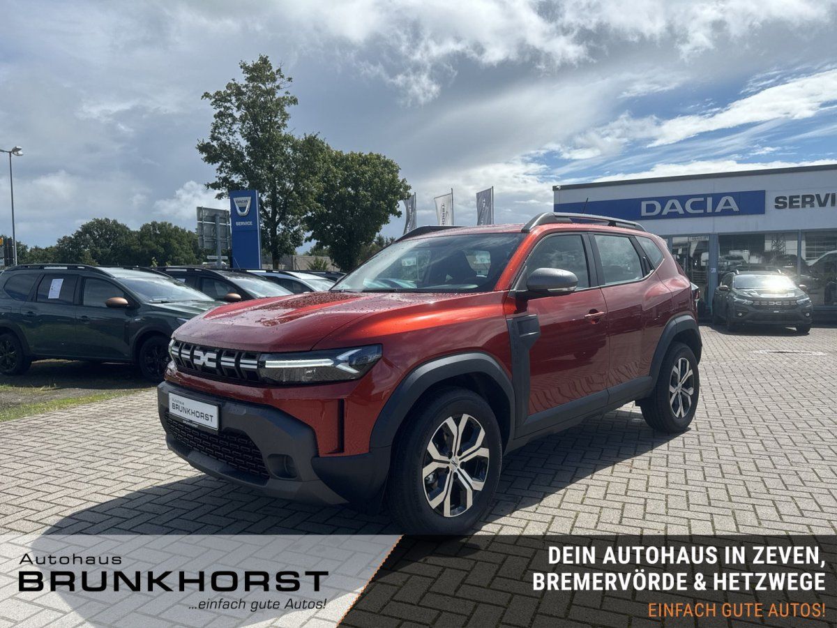 Dacia Duster SUV in Rot im Autohaus-Showroom, Frontansicht schräg links
