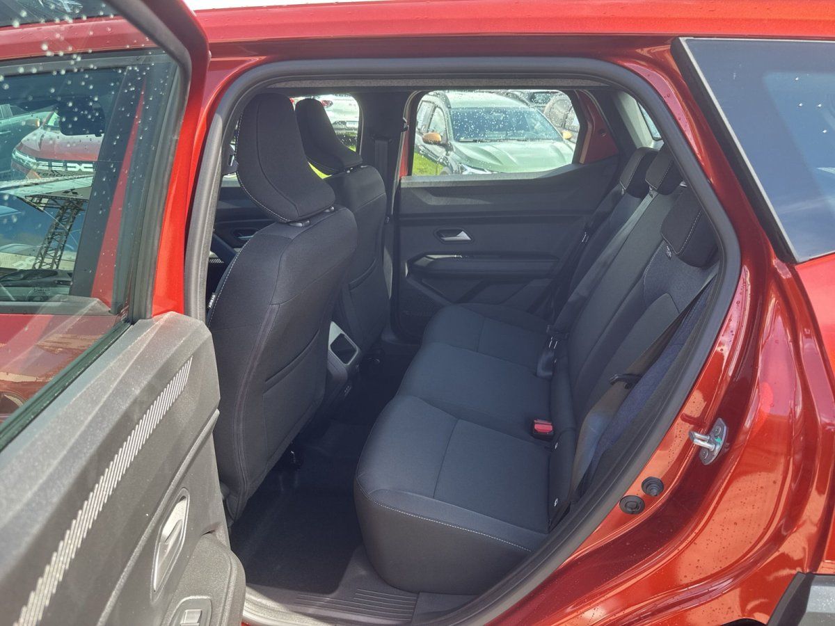 Roter SUV Innenraum Rücksitzbank schwarz Ford Puma Händler