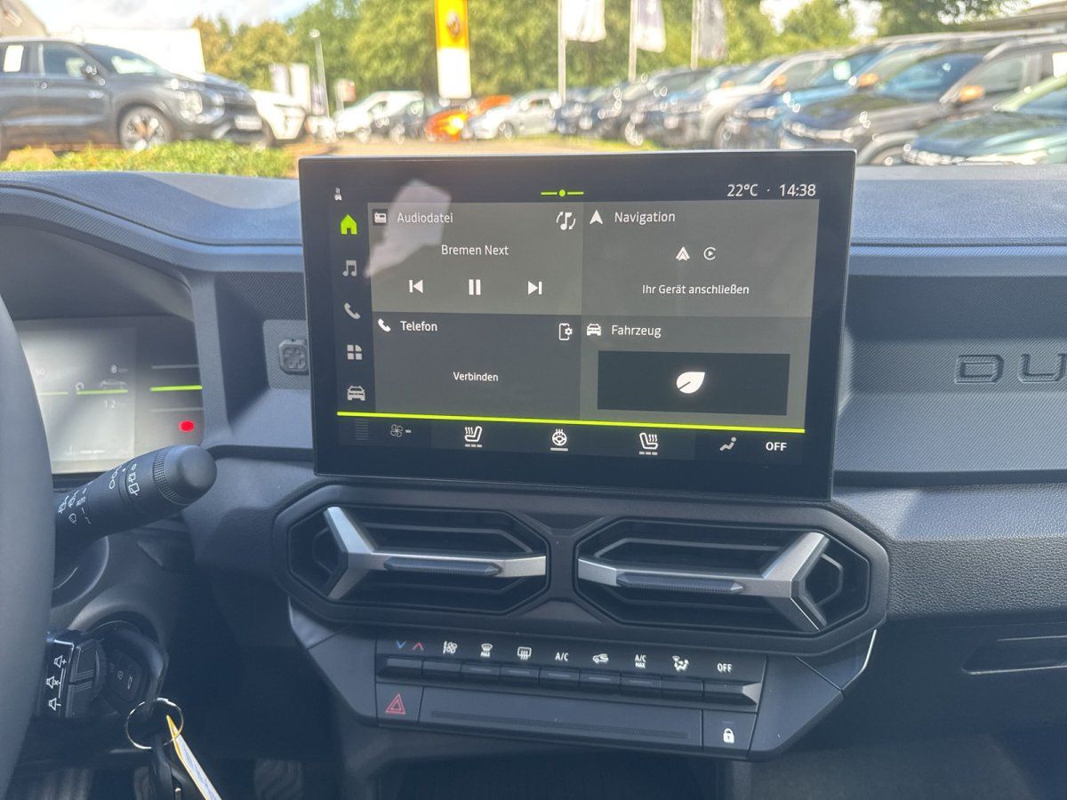 Dacia Innenraum mit Touchscreen-Display im Autohaus Showroom